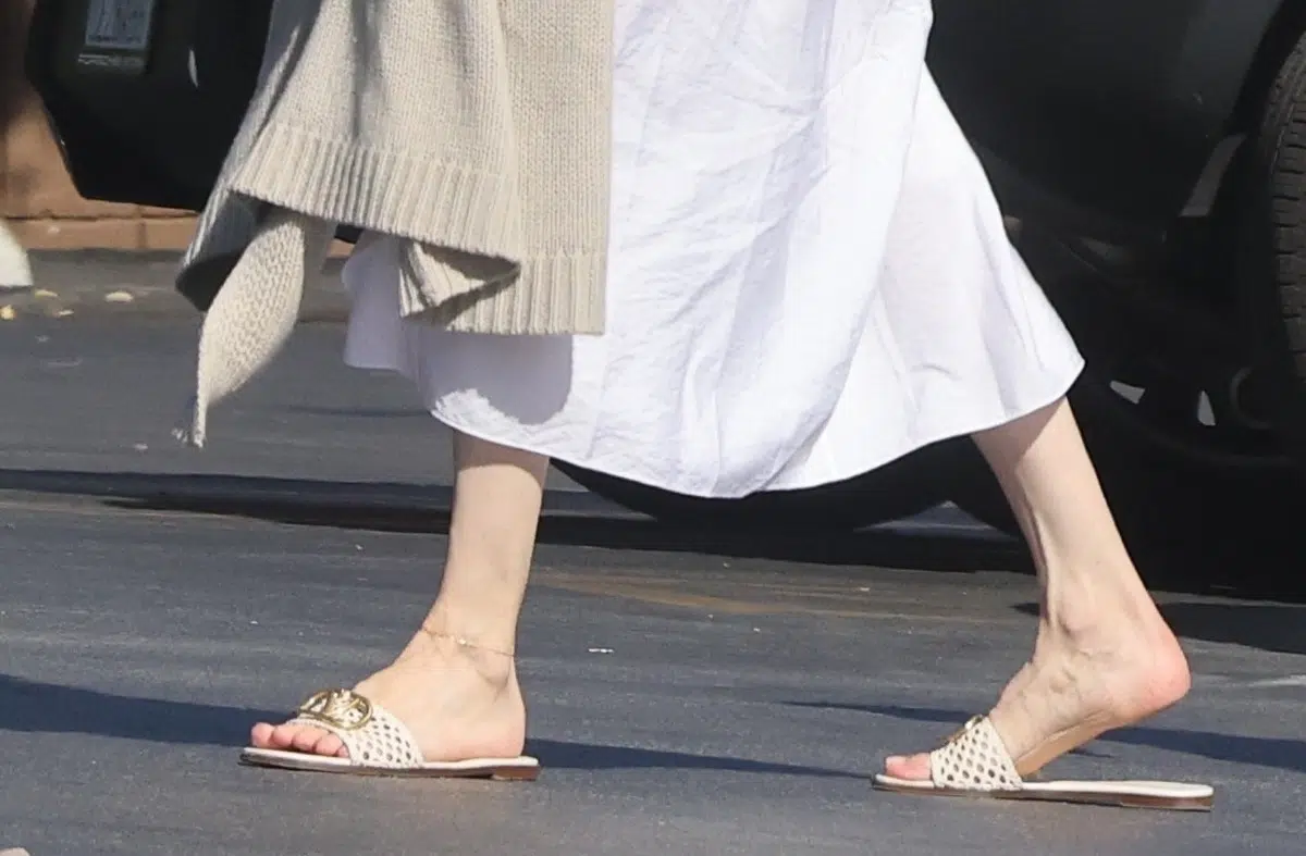 Анджелина Джоли в платье и вневременных бежевых сандалиях от Valentino
