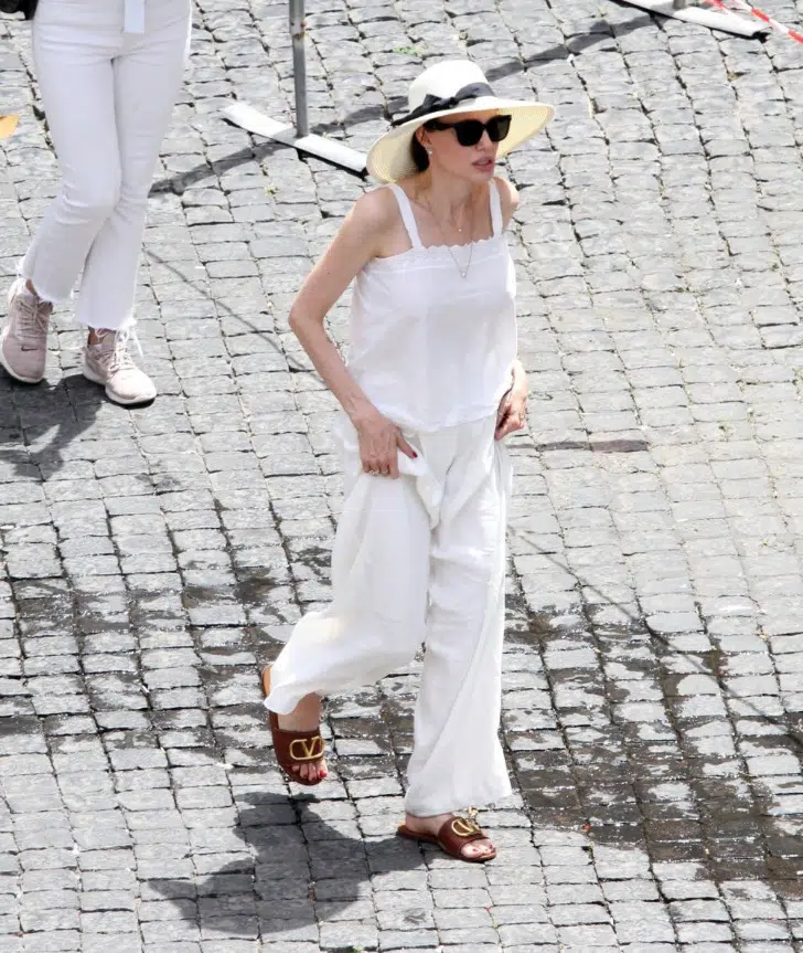 Анджелина Джоли в белых брюках, топе и любимых коричневых сандалиях