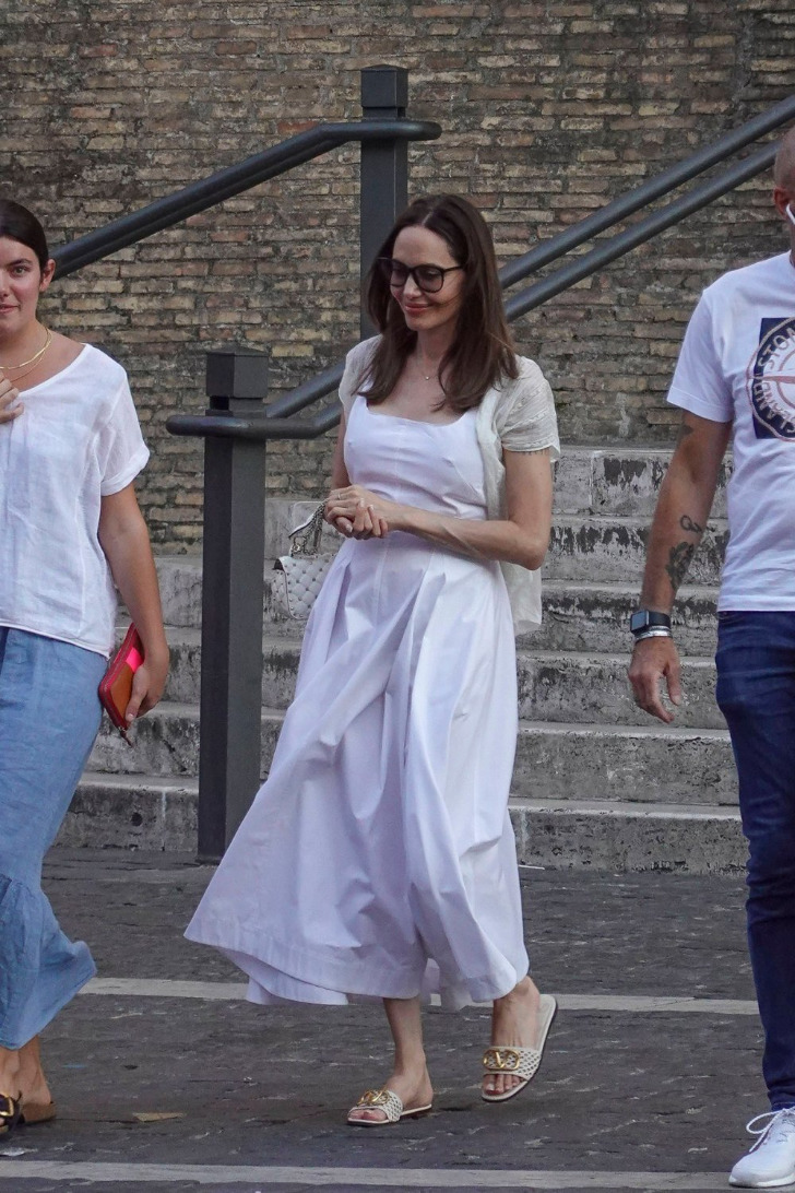 Анджелина Джоли в белом летнем платье и своих любимых сандалиях в бежевом цвете