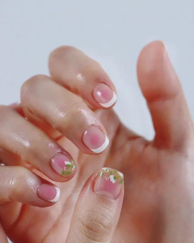 Белый френч с розовыми пятнами посередине и цветочным принтом на квадратных ногтях