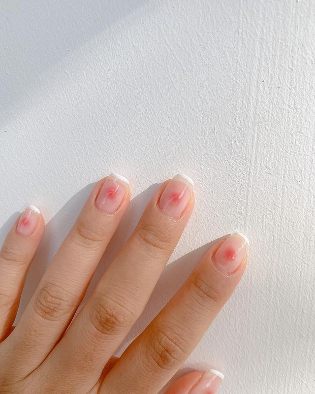 Белый френч с розовыми пятнами посередине на квадратных ногтях