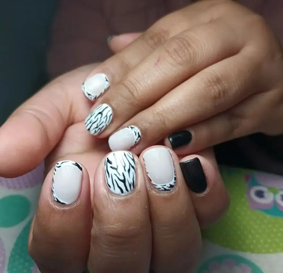 Белый маникюр с принтом зебры на коротких квадратных ногтях