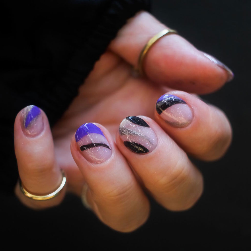 Черно фиолетовый маникюр с завитками на овальных ногтях средней длины
