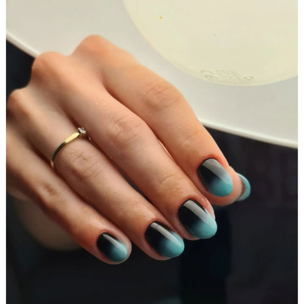 Черно голубой маникюр омбре на овальных ногтях