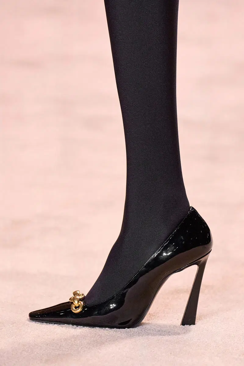 Черные лакированные туфли с острым носом на высоком каблуке от saint laurent