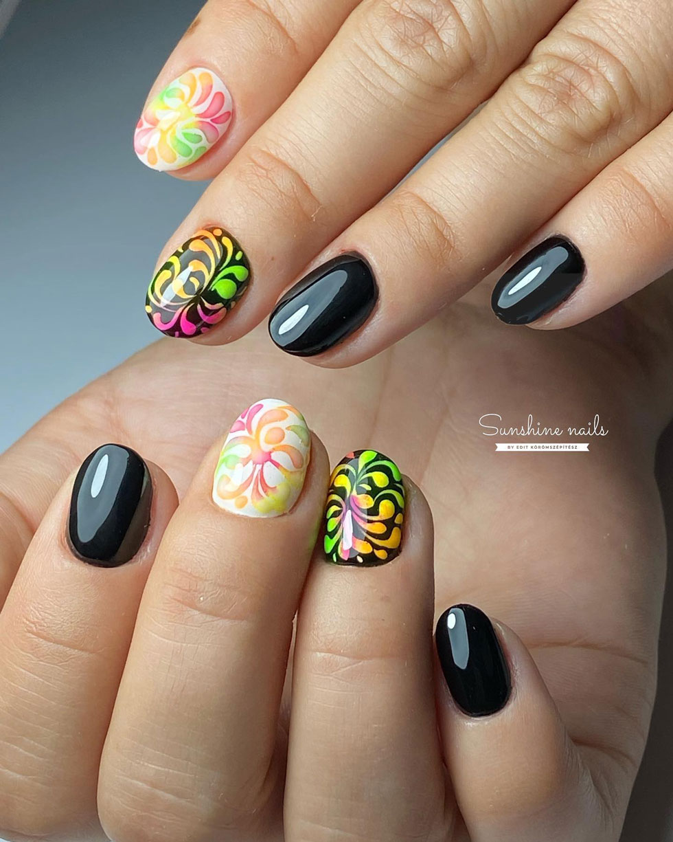 Черный маникюр с разноцветными узорами на натуральных овальных ногтях
