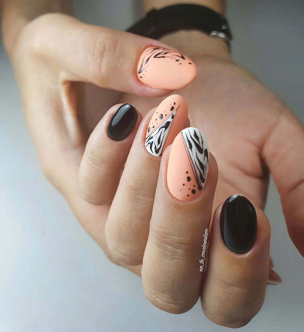 Черно персиковый маникюр с животным принтом на овальных ухоженных ногтях