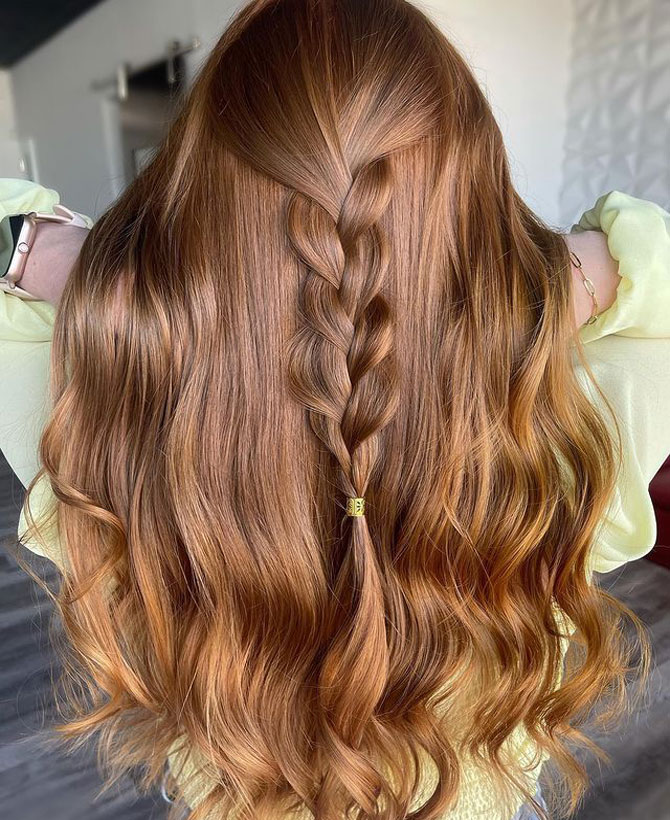 Девушка с легкими волнами на длинных медных волосах