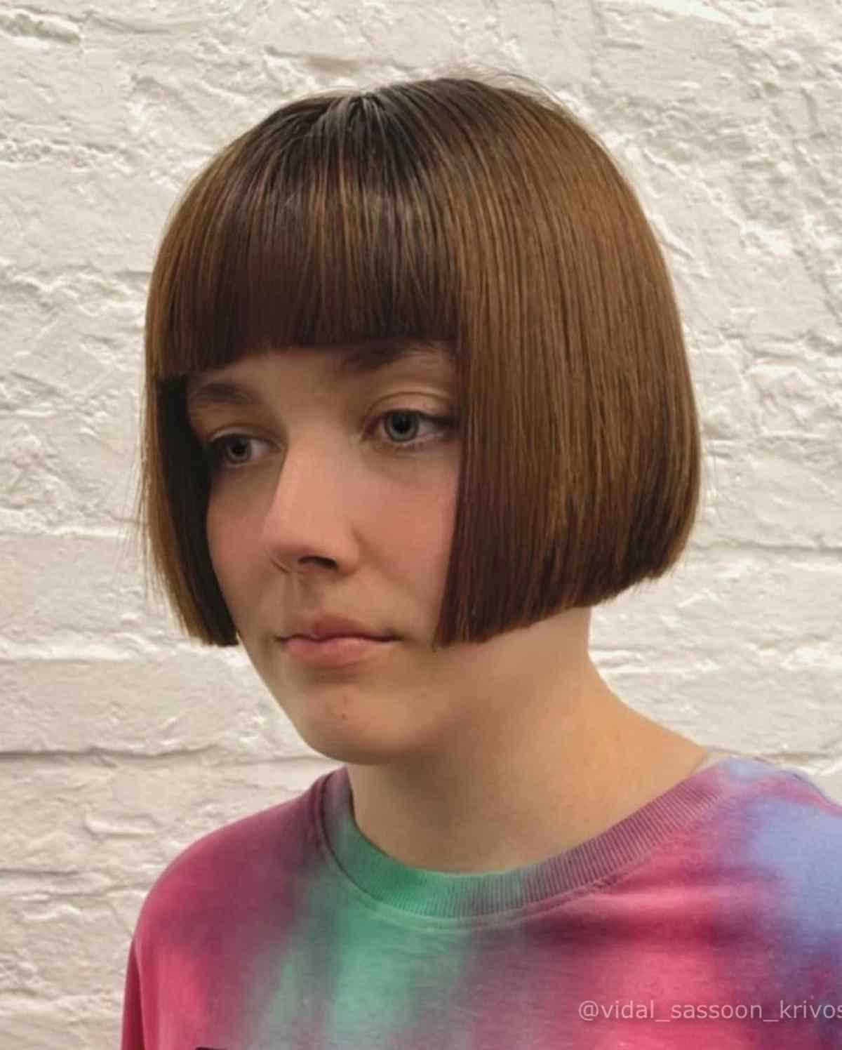 Девушка со стрижкой классический боб с густой челкой на натуральных волосах