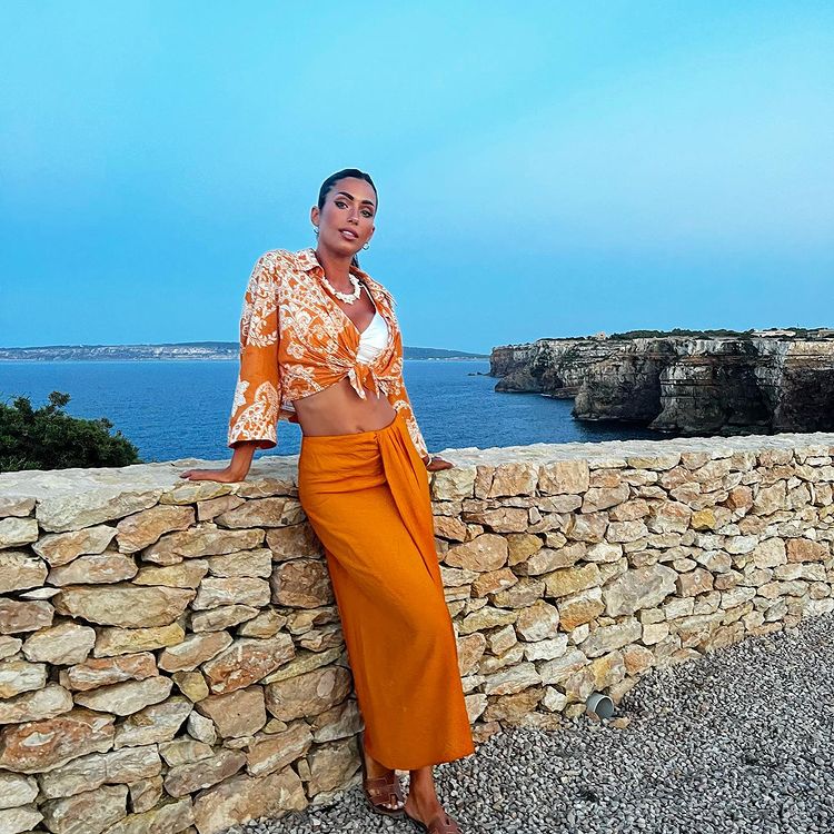 Федерика Нарджи в прямой юбке макси и оранжевой рубашке с принтом