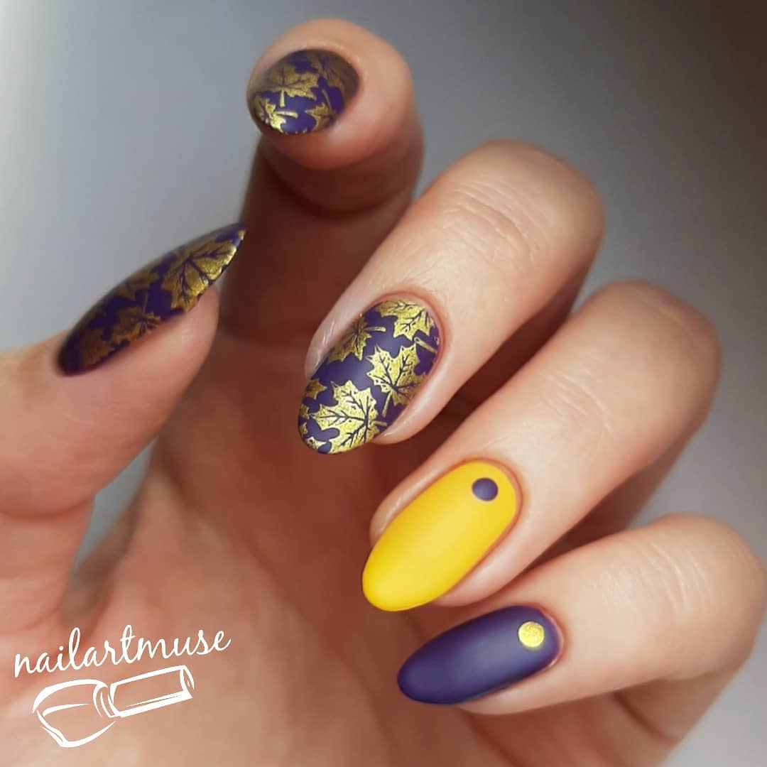 Фиолетовый матовый маникюр с золотыми листьями на овальных ногтях средней длины