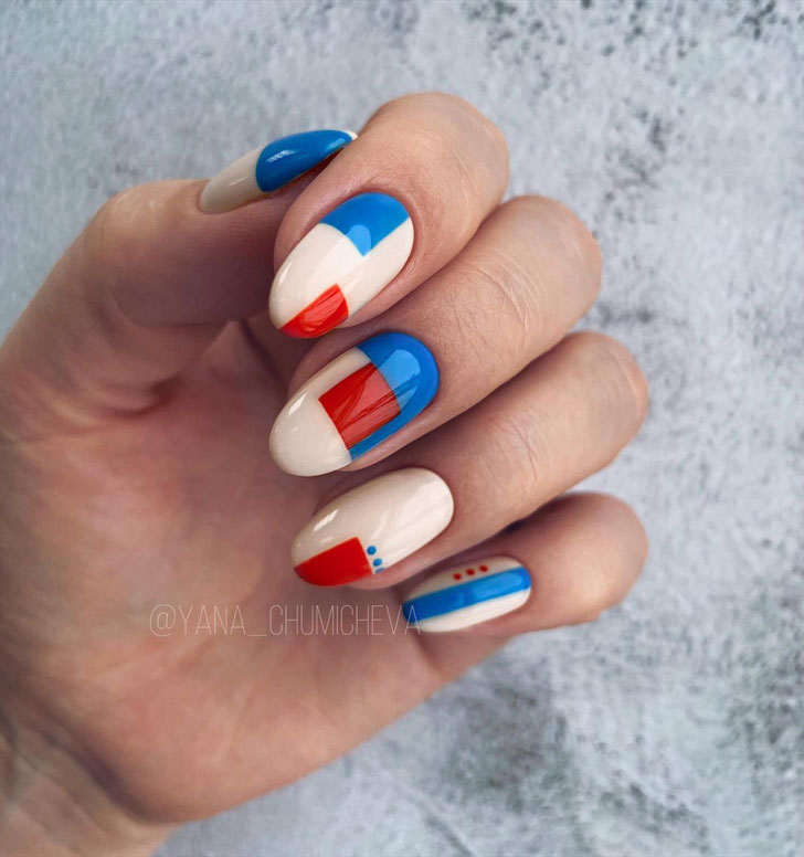 Геометрический маникюр с синими и красными квадратами на овальных ногтях