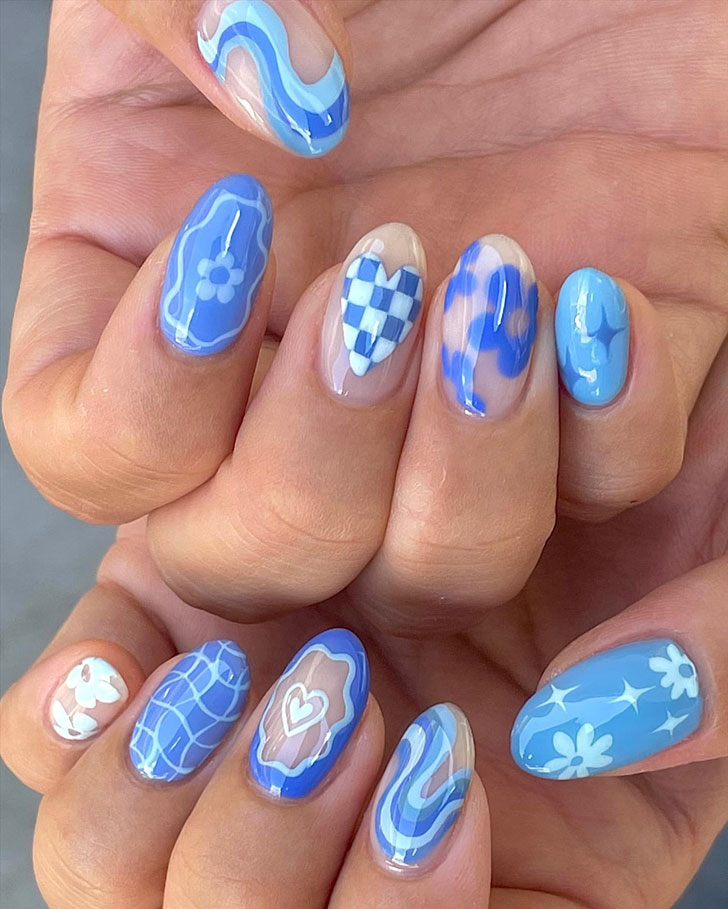 Голубой маникюр с принтами на овальных ногтях средней длины