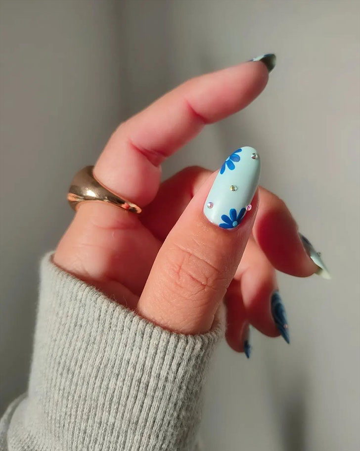 Голубой маникюр с синими цветами на длинных ухоженных ногтях