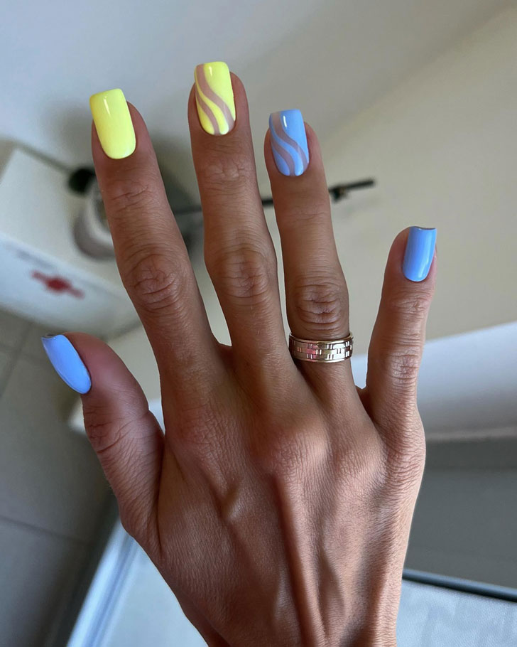 Голубой и желтый маникюр на квадратных ногтях средней длины