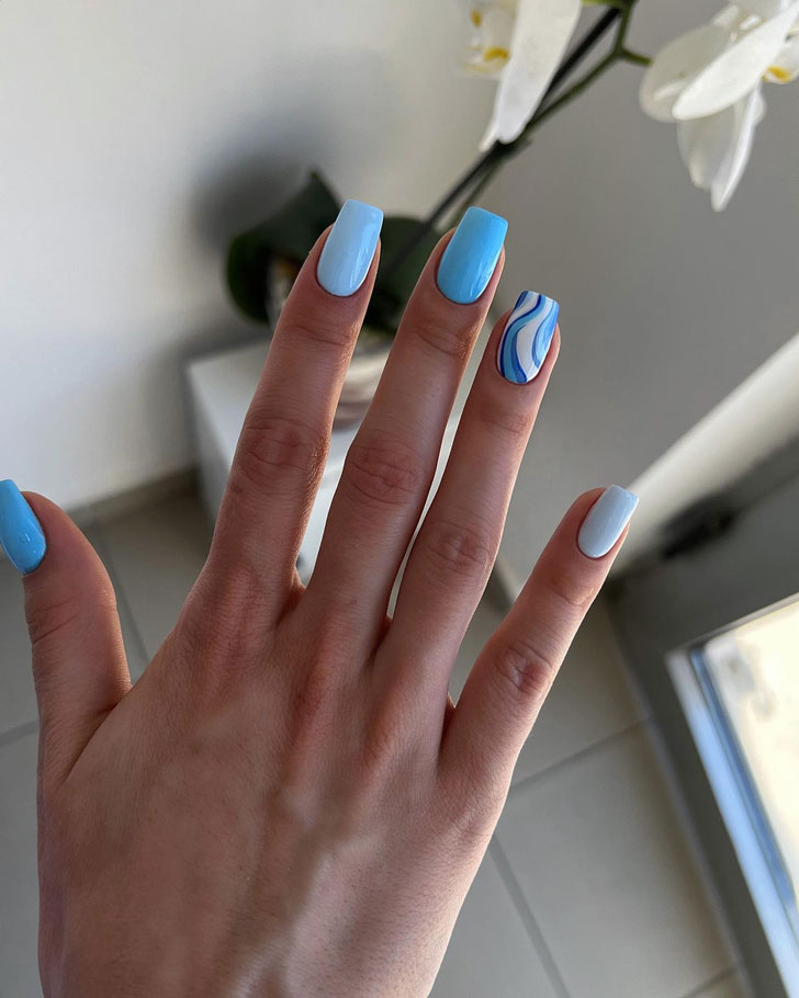 Голубой маникюр с волнами на квадратных ногтях средней длины