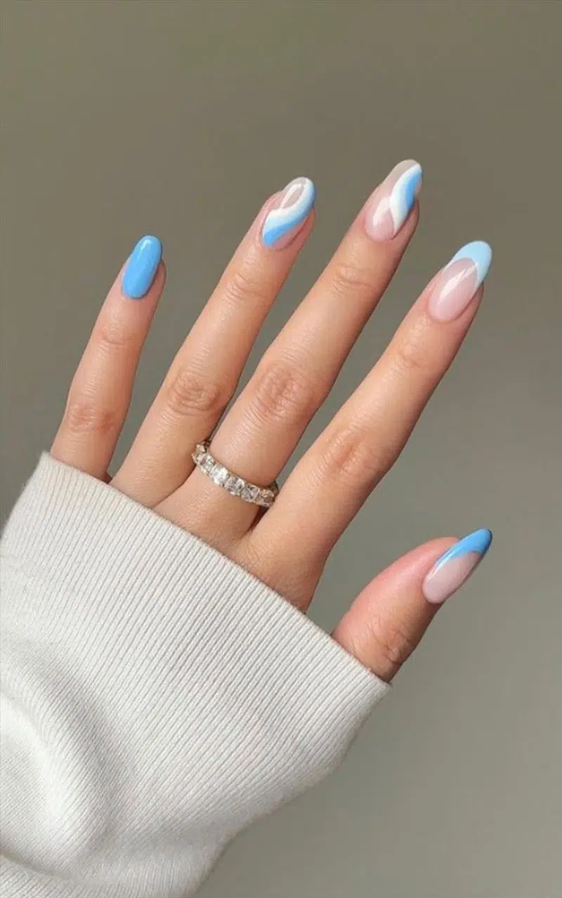 Голубой волновой маникюр на ухоженных овальных ногтях