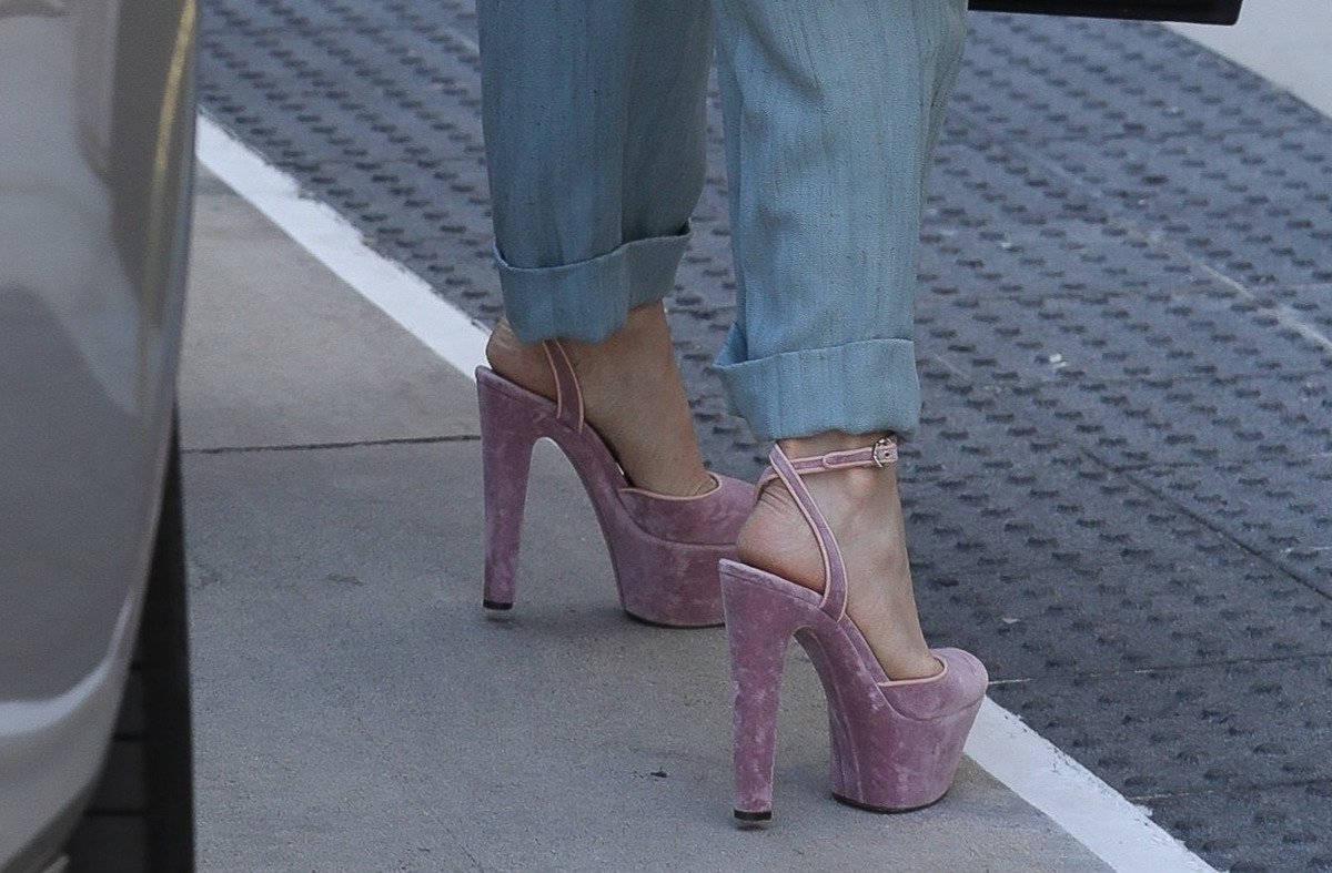 Дженнифер Лопес в замшевых розовых туфлях на платформе, которые в списке осенних трендов