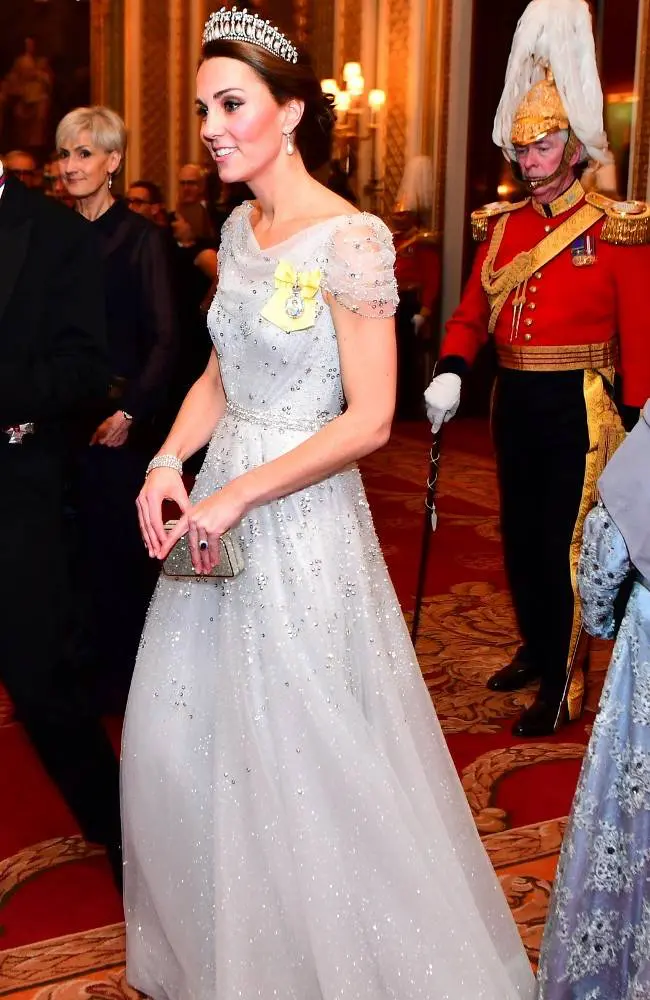 Кейт Миддлтон в белом платье принцессы с украшениями