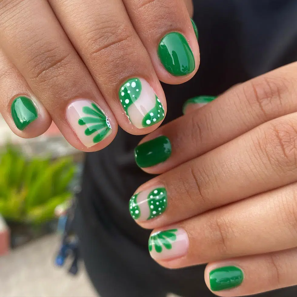 Красивый зеленый маникюр с цветочным принтом на коротких натуральных ногтях