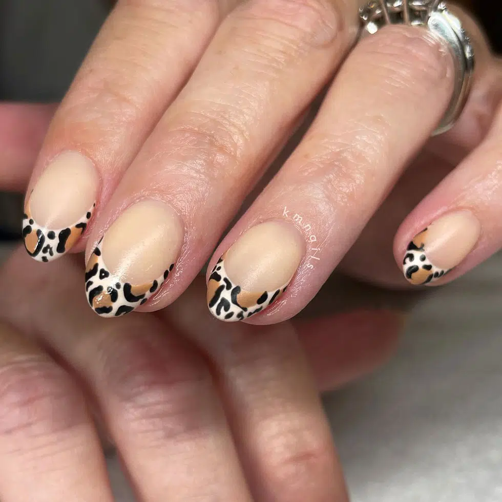 Леопардовый френч на овальных ногтях средней длины