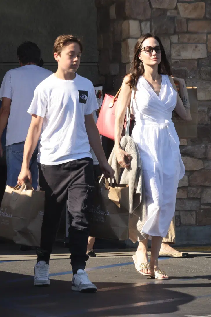 Анджелина Джоли в милом платье миди, сандалиях и кардигане посетила продуктовый магазин