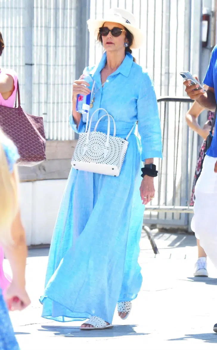 Линда Картер в платье скрывающем недостатки фигуры, белой сумкой, сандалиях и шляпе