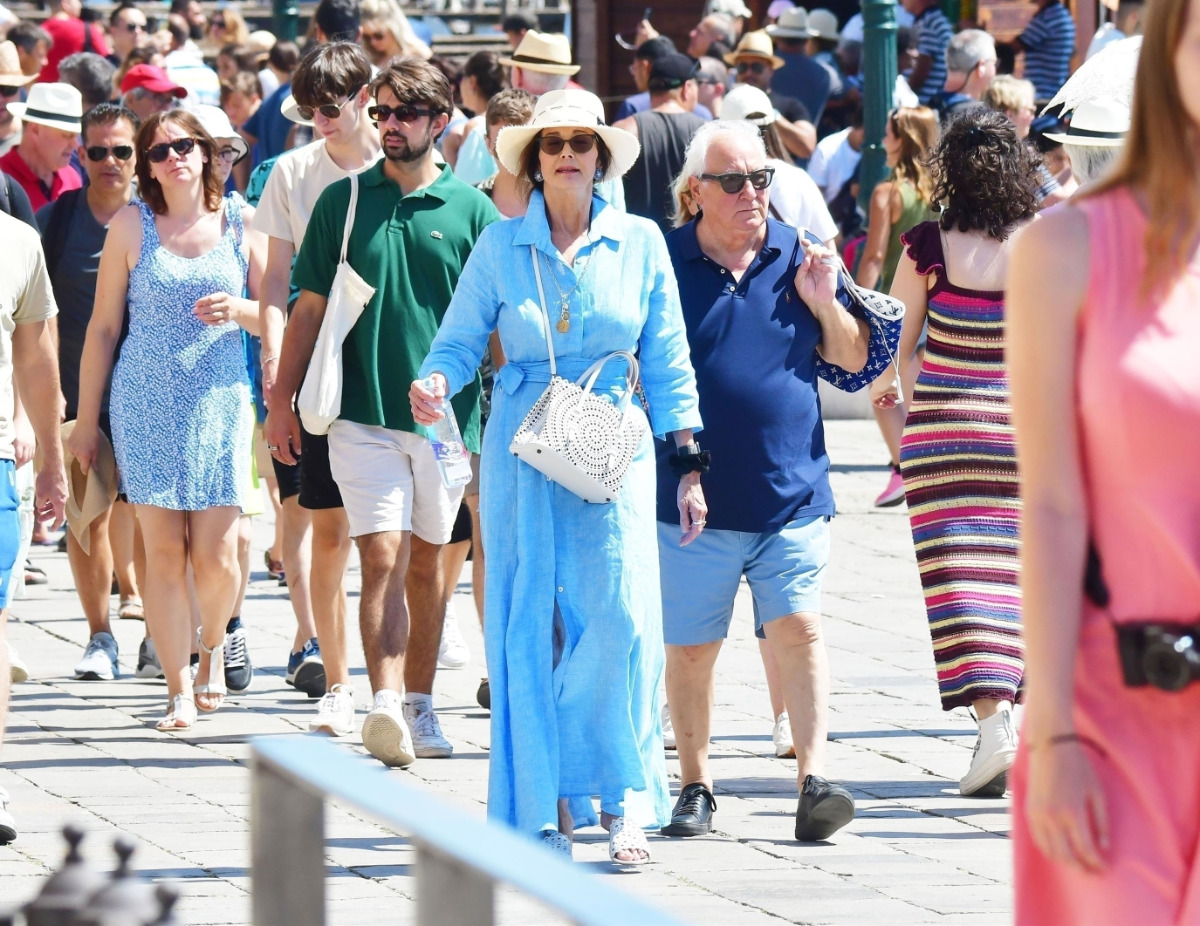 Линда Картер в свободном летнем платье и обуви с перфорацией гуляет по Венеции
