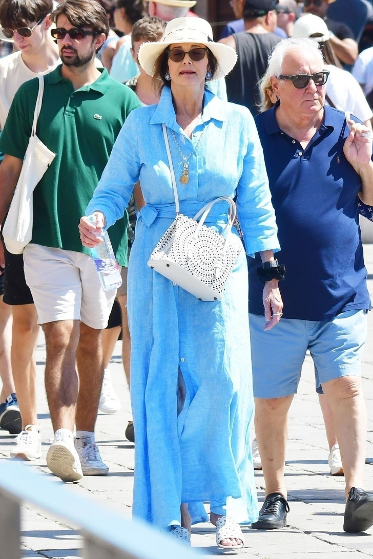 Линда Картер в длинном женственном платье и модных сандалиях с перфорацией