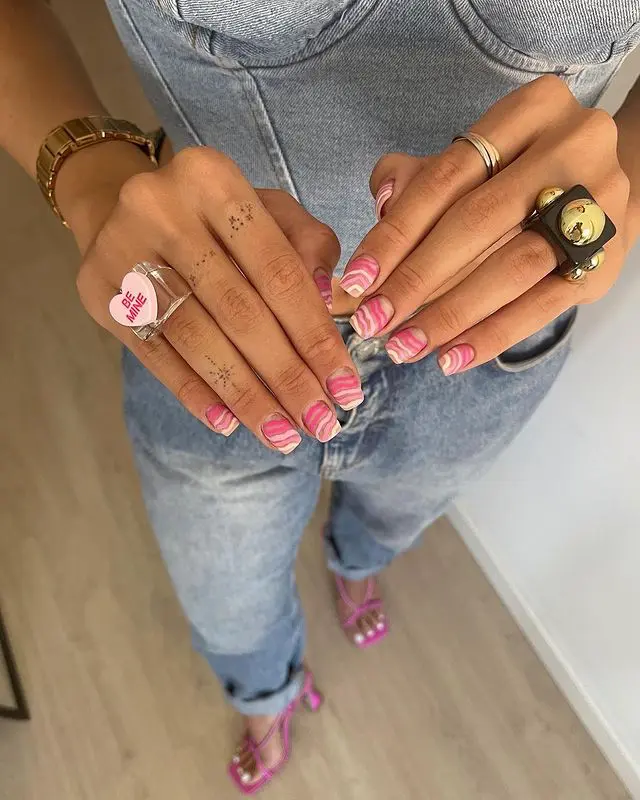 Маникюр с розовыми волнами на квадратных ногтях средней длины