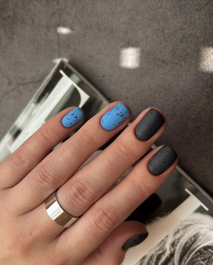 Матовый синий и черный маникюр в крапинку на квадратных коротких ногтях