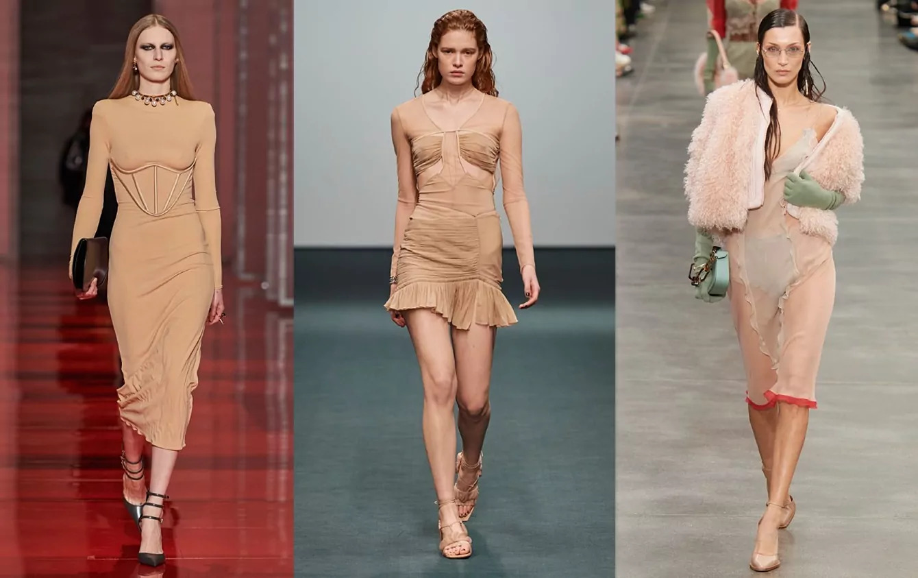 Модели в облегающих модных осенних платьях телесного цвета