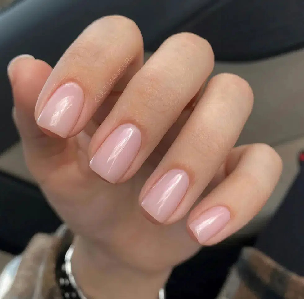 Натуральный розовый маникюр на квадратных ногтях средней длины