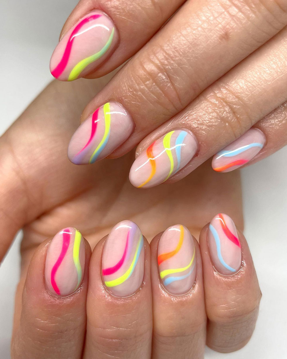 Неоновый разноцветный маникюр с завитками на овальных ногтях