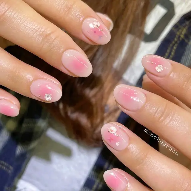 Нежный розовый маникюр со стразами на овальных ногтях средней длины