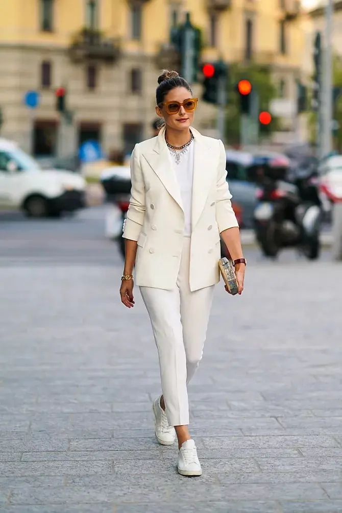 Оливия Палермо в белых брюках, жакете оверсайз и белых кедах