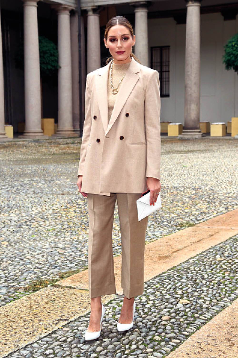 Оливия Палермо в бежевом костюме оверсайз и белых туфлях лодочках