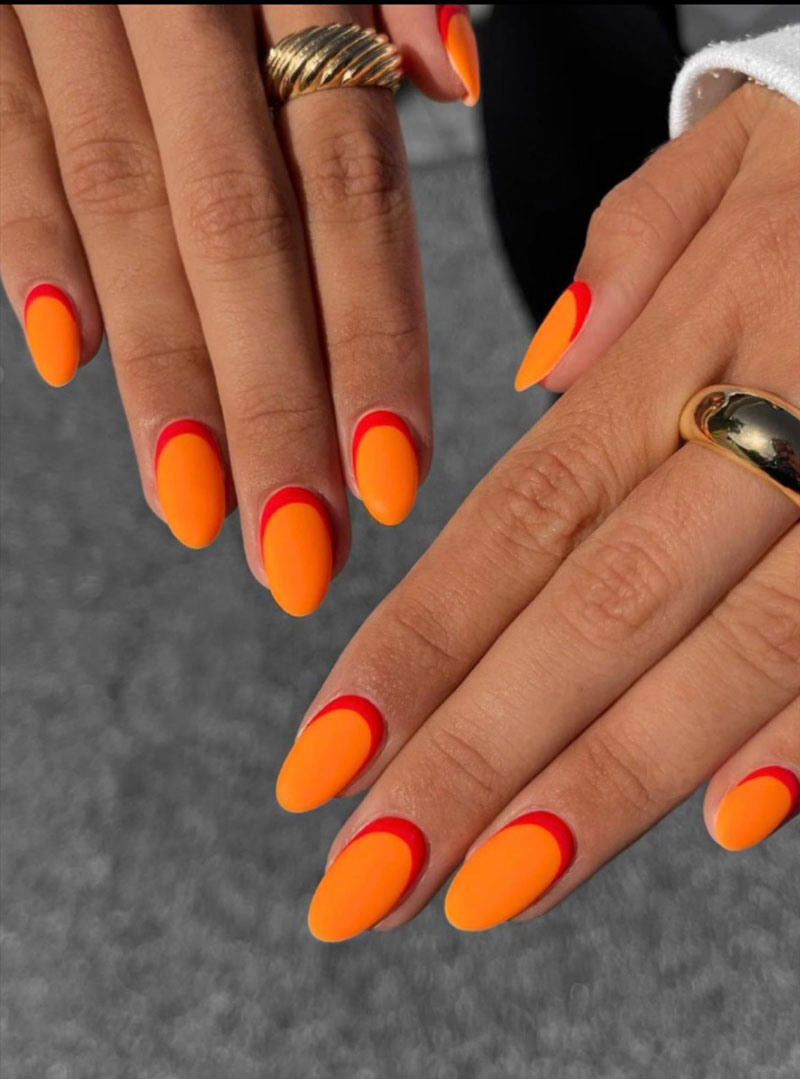 Оранжевый матовый маникюр с красным лунным на овальных ногтях средней длины