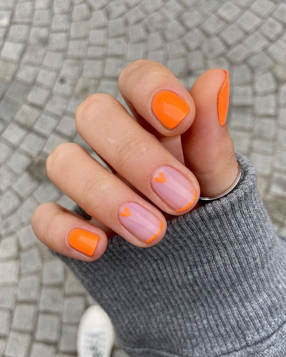 Осенний оранжевый френч с сердечками на кротких натуральных ногтях