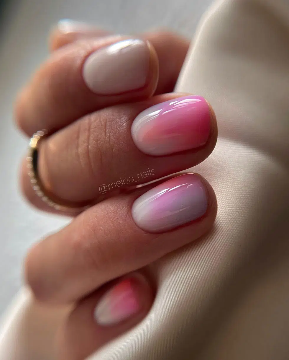 Пастельное розовое омбре на коротких квадратных ногтях