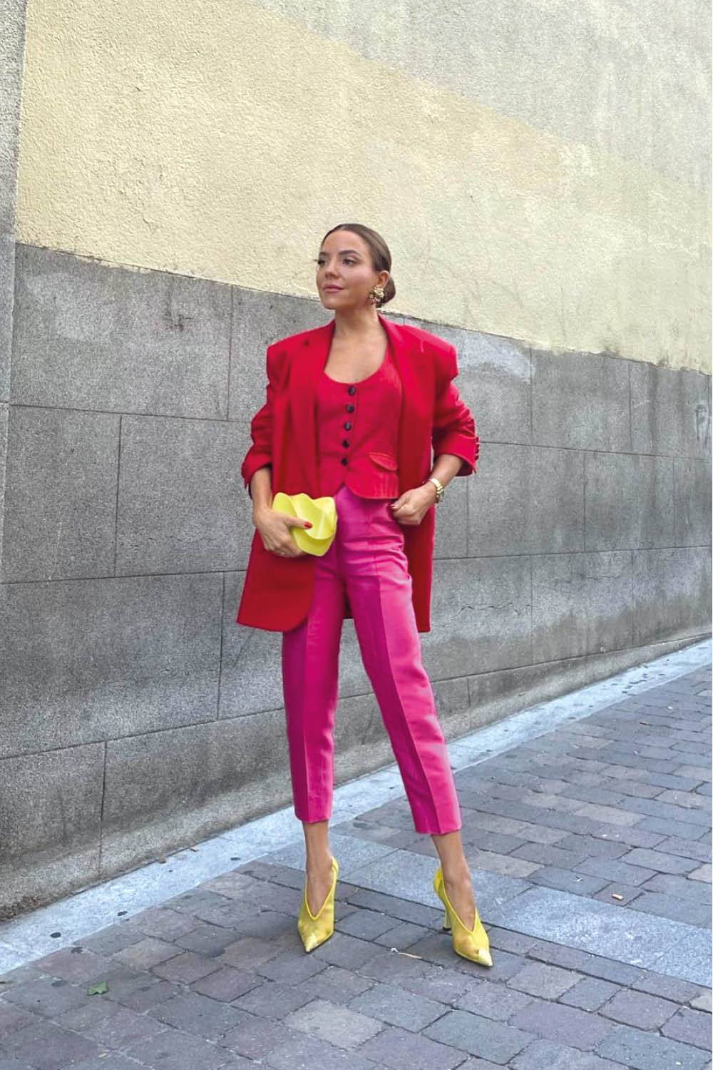 Паула Ордовас в розовых брюках, блейзере оверсайз и желтых туфлях