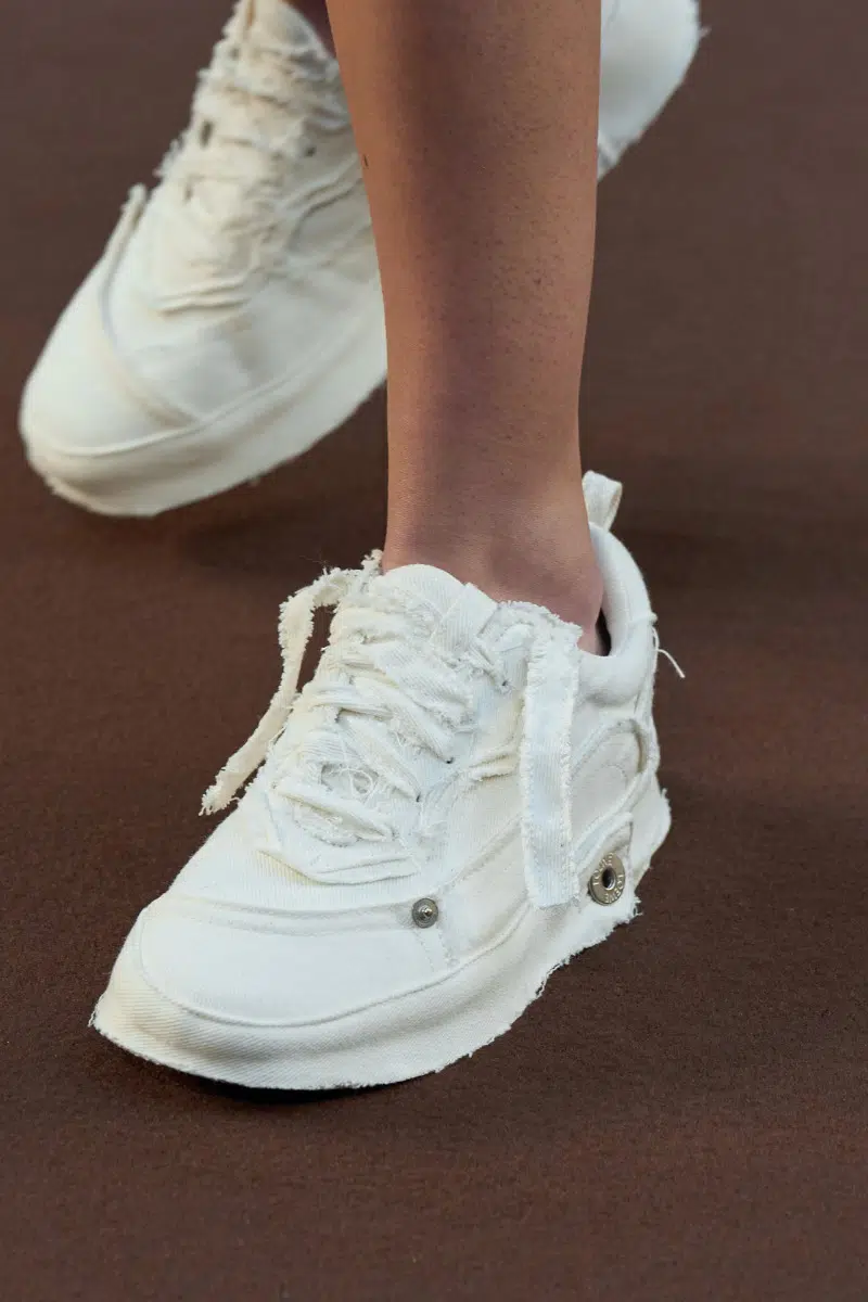 Потрепанные белые кроссовки от Loewe