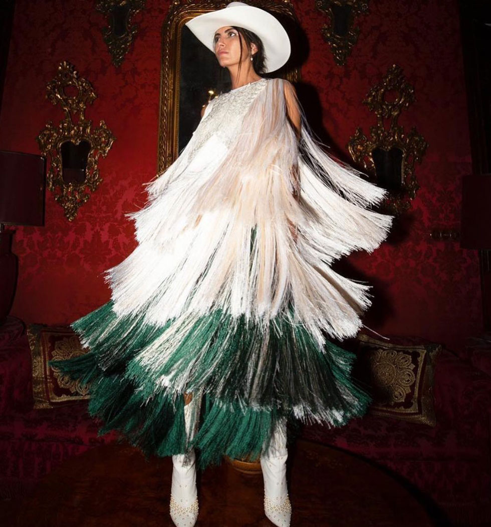 Модель в потрясающем платье дизайнера Хелены Марек и ковбойских сапогах