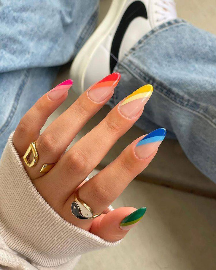 Разноцветный диагональный френч на длинных миндалевидных ногтях