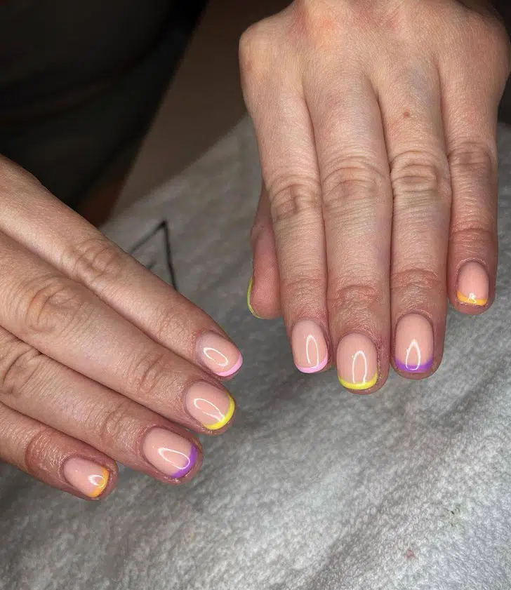 Разноцветный френч на коротких натуральных ногтях