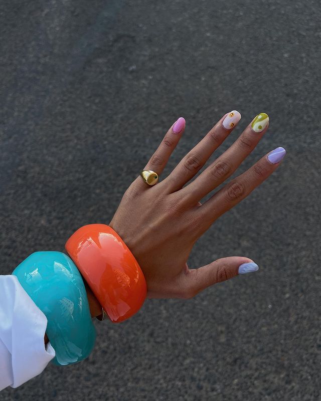 Разноцветный маникюр инь янь на коротких натуральных ногтях