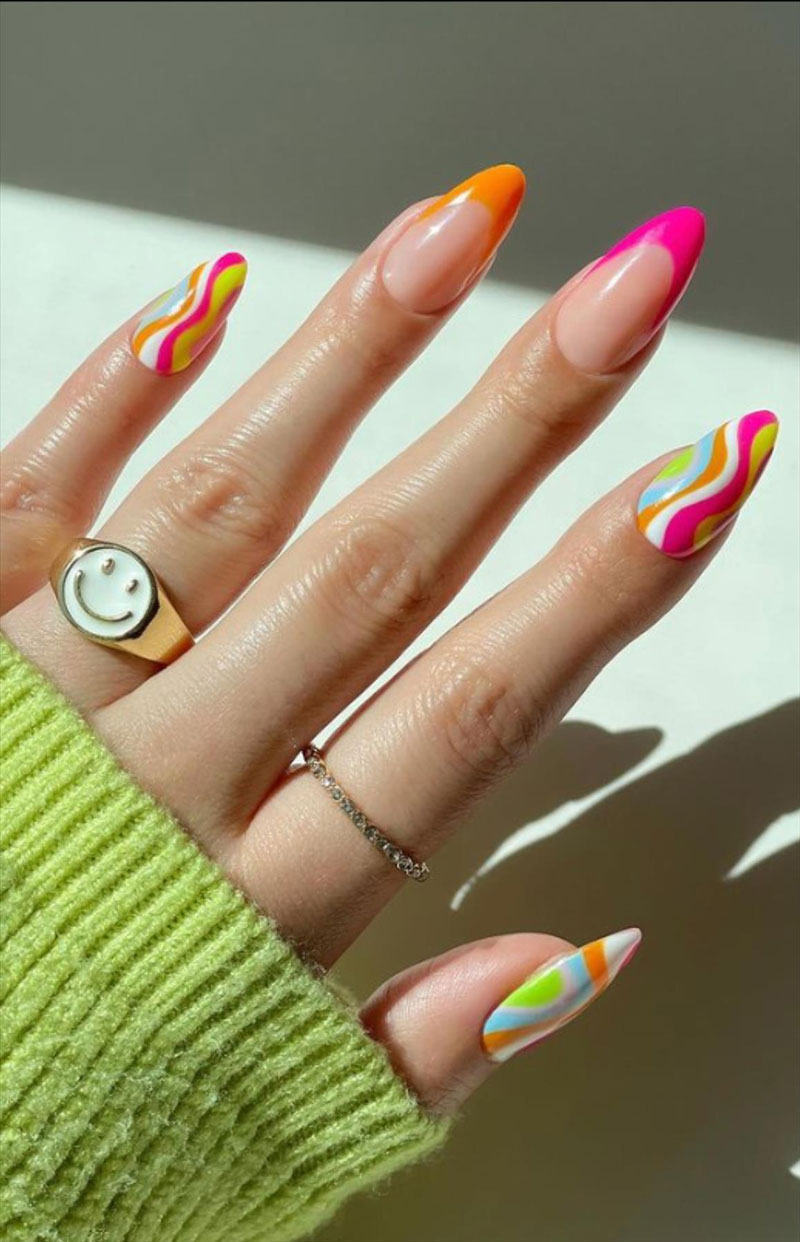 Разноцветный волновой маникюр с яркими цветами на миндальных ногтях средней длины