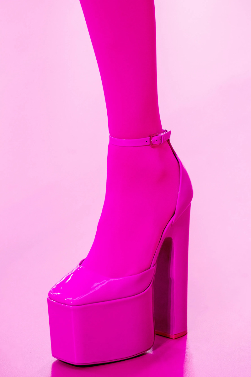 Розовые туфли на огромной платформе и каблуке от Valentino