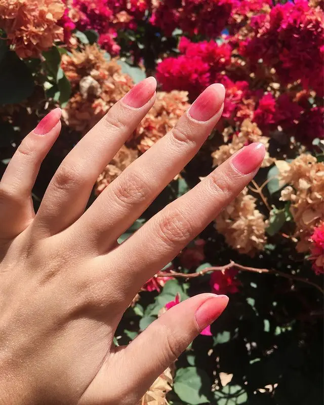 Розовый маникюр на овальных ногтях средней длины