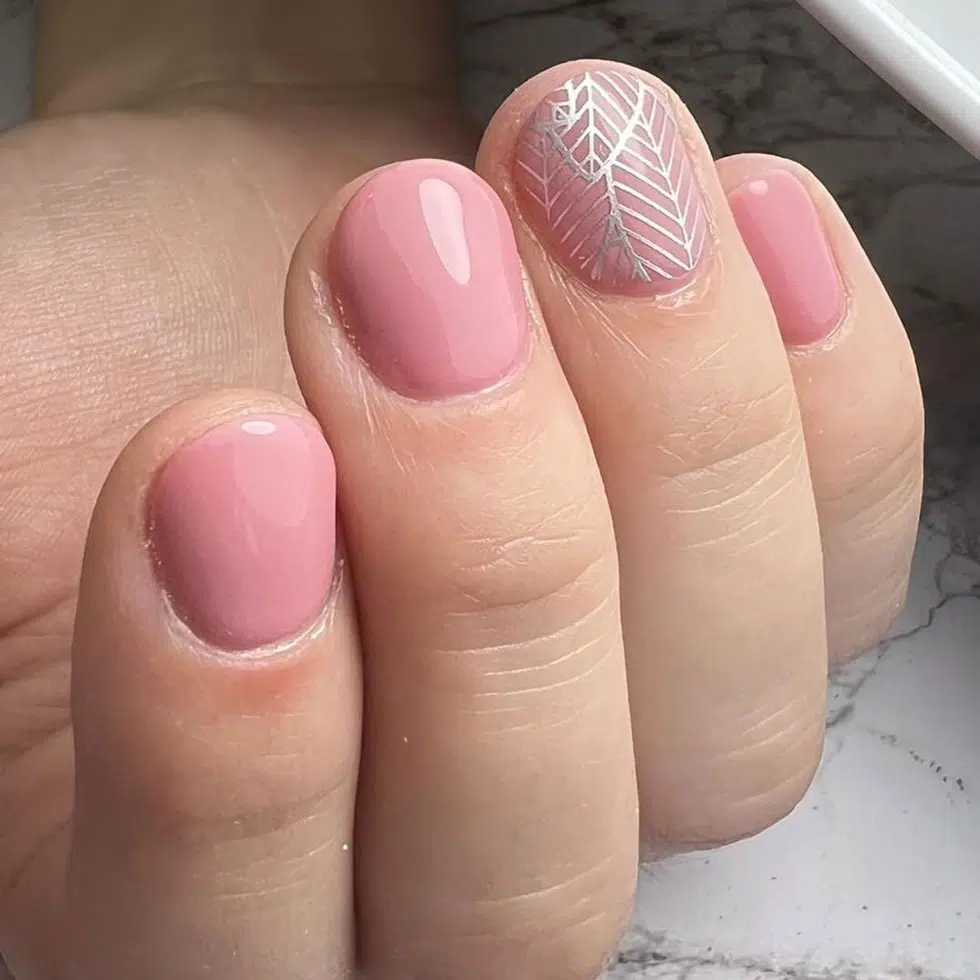 Розовый маникюр с серебристым узором на коротких овальных ногтях